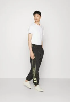 Lacoste Pantalon De Survêtement - Black/Limeira 6 Lacoste Pantalon De Survêtement - Black/Limeira -Vêtements Magasin 02f9bd8cbe7b4c71928ca0932b118133