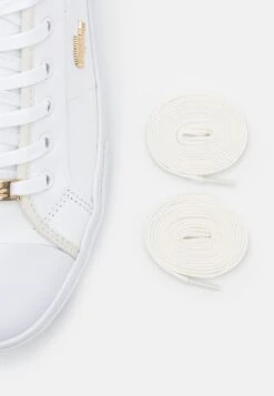 Lacoste Ziane Plusgrand - Baskets Basses - White/Gold 9 Lacoste Ziane Plusgrand - Baskets Basses - White/Gold -Vêtements Magasin 4e4dfff47248495aaa02cc5440a52403