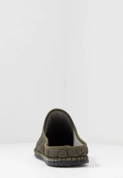 Pantoufle Quilt Men - Chaussons - Olive 9 Pantoufle Quilt Men - Chaussons - Olive -Vêtements Magasin 706ab678c91a4e79a813072816d30b9c