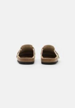 Pier One Leather Unisex - Chaussons - Beige 8 Pier One Leather Unisex - Chaussons - Beige -Vêtements Magasin 7fc4209f0b9d443b96717beece6deee4
