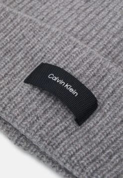 Calvin Klein Daddy - Bonnet - Grey Fog 5 Calvin Klein Daddy - Bonnet - Grey Fog -Vêtements Magasin bf5fd2354bd34d138d5dc263787e7737