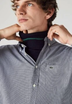 Lacoste Chemise - Weiß / Navy Blau 9 Lacoste Chemise - Weiß / Navy Blau -Vêtements Magasin d8fa40cce2d54868a07a3eac6707d7a3